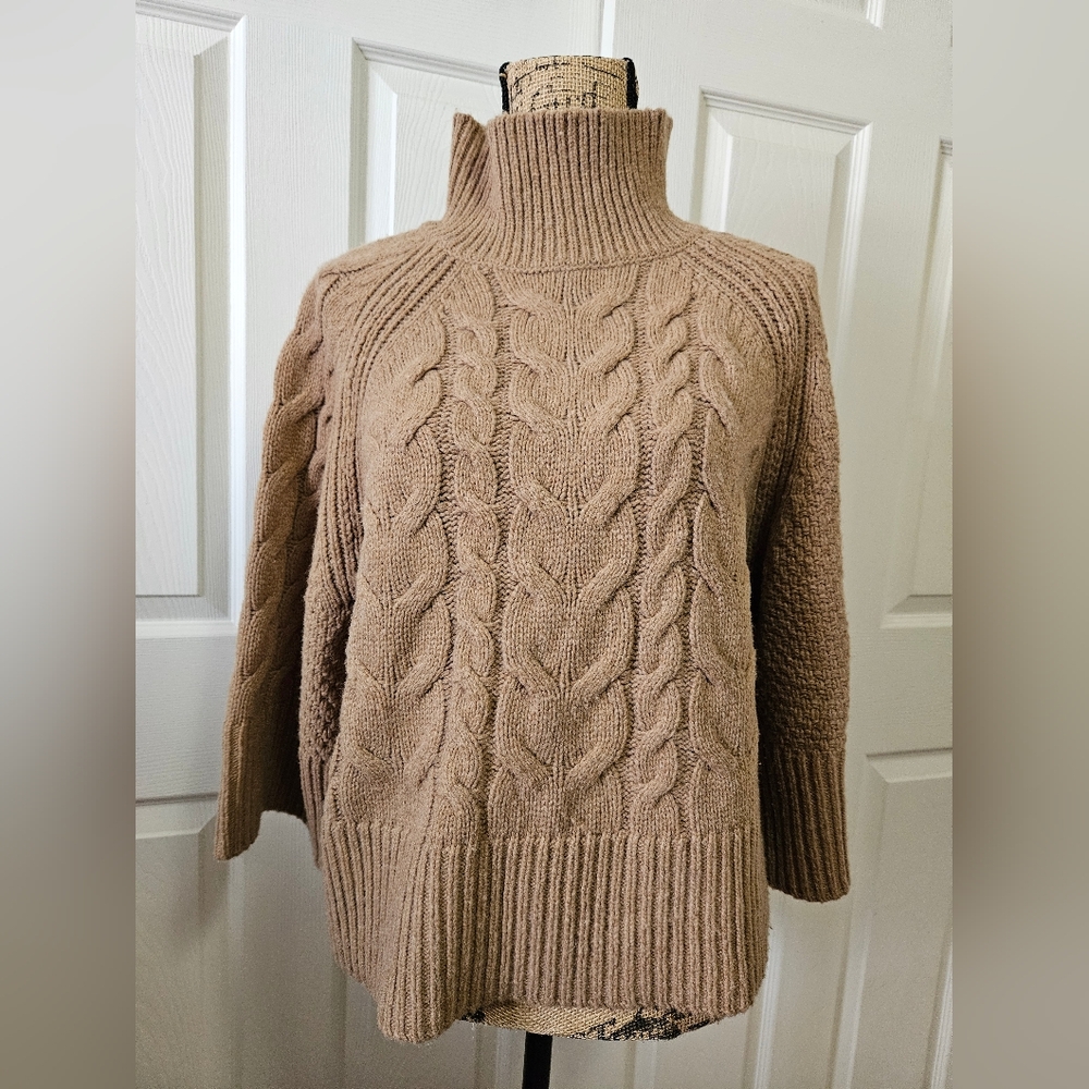 Banana Republic sz S Tan Cable Knit Sweater